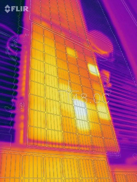 Panou fotovoltaic scanat termic